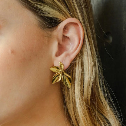 Classic golden floral leaf design earrings