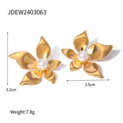 Classic golden floral leaf design earrings